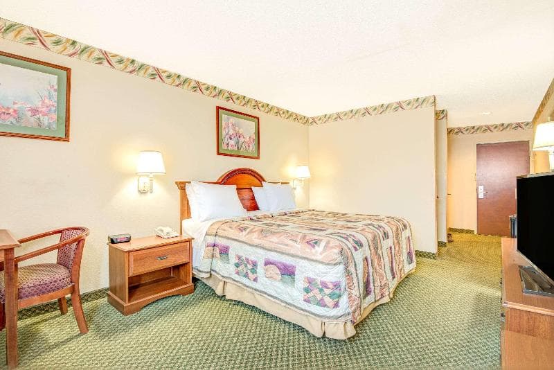 Days Inn By Wyndham Louisburg photo 1