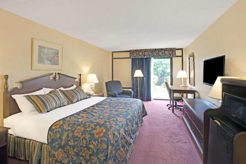 Clarion Pointe Near University 5