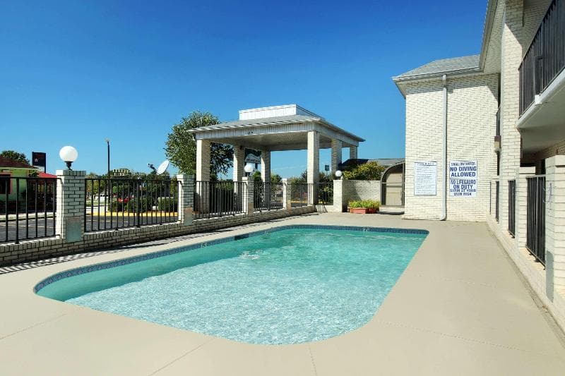 Super 8 By Wyndham Lancaster 5
