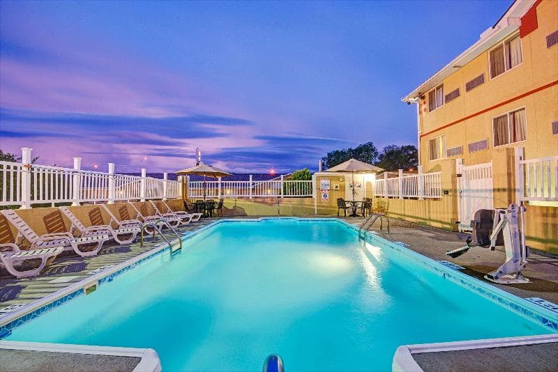 Super 8 by Wyndham Independence Kansas City 5