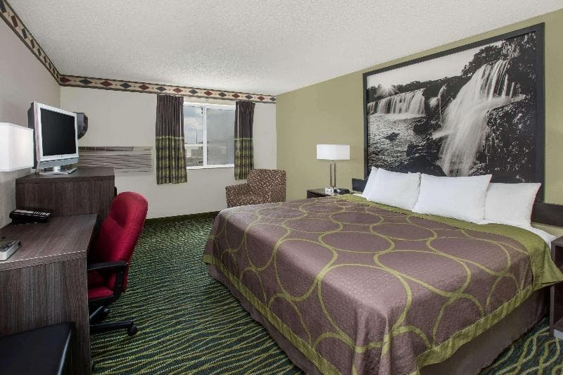 Super 8 by Wyndham Independence Kansas City 3