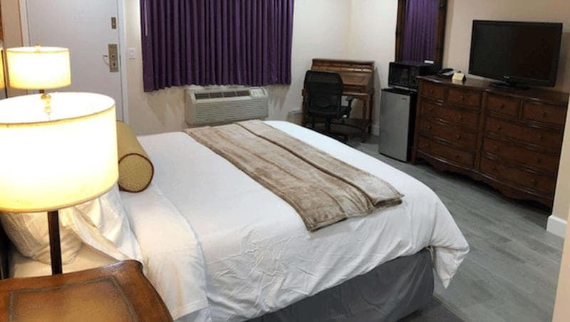 Howard Johnson by Wyndham Ridgecrest, CA 5