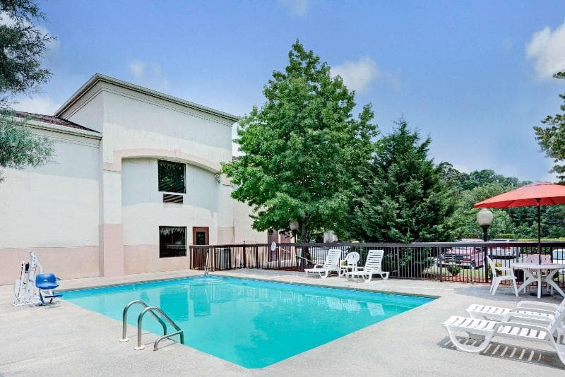 Days Inn by Wyndham Burlington East 5