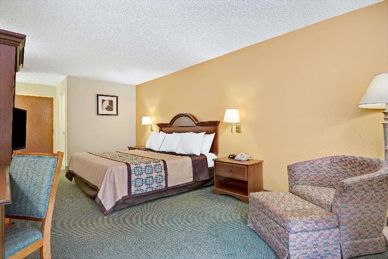 Days Inn by Wyndham Burlington East photo 1