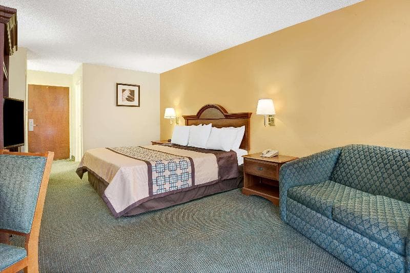 Days Inn by Wyndham Burlington East 3