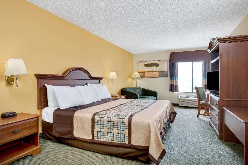 Days Inn by Wyndham Burlington East 4