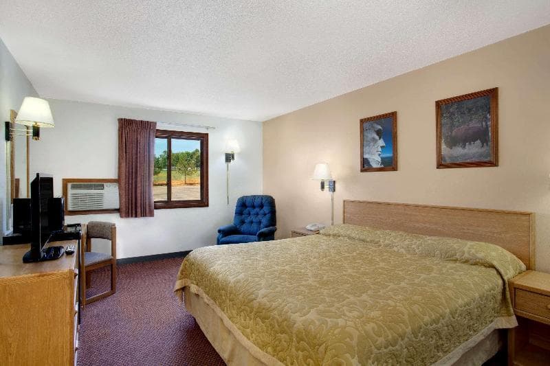 Super 8 by Wyndham Hot Springs 2