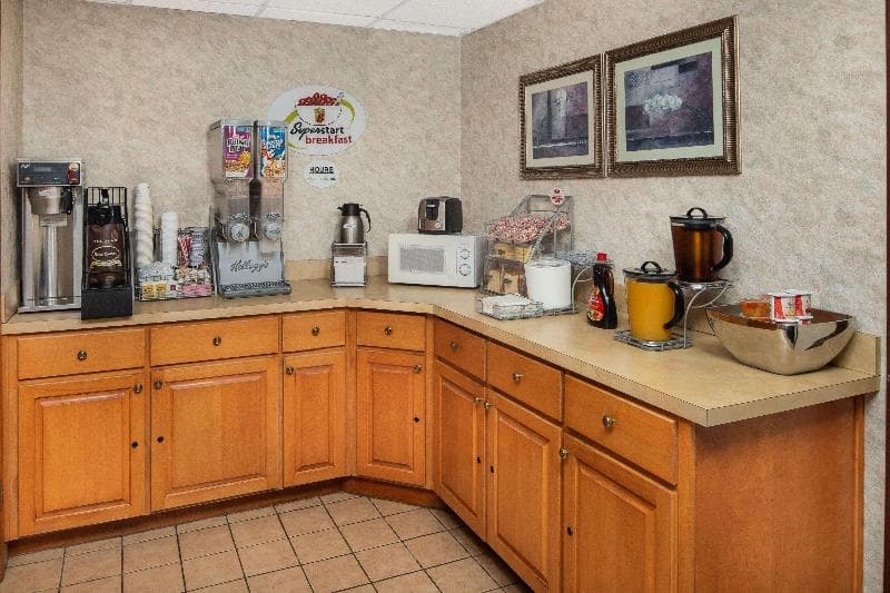 Super 8 by Wyndham Burlington 3