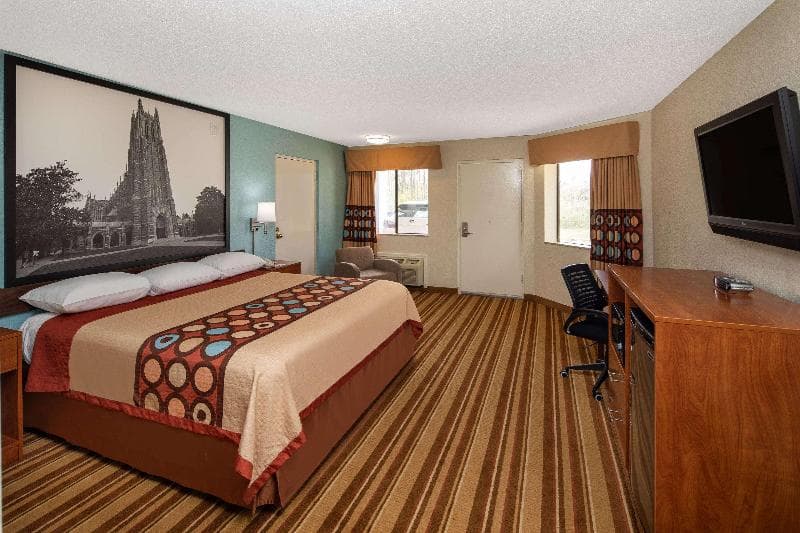 Super 8 by Wyndham Burlington photo 1