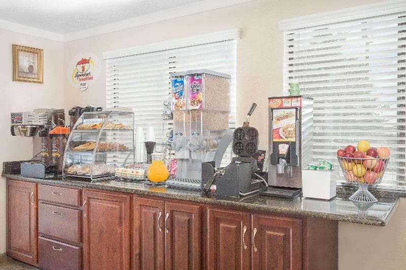 Super 8 By Wyndham Riverton 4