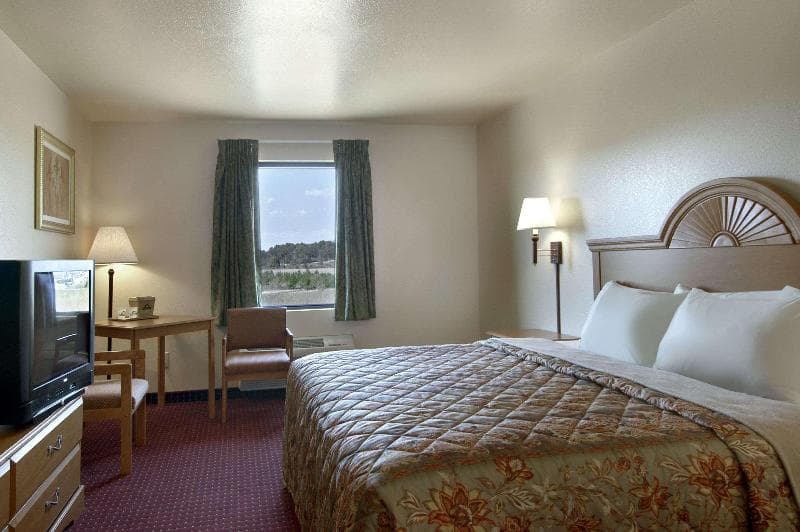 Days Inn by Wyndham Centre 3