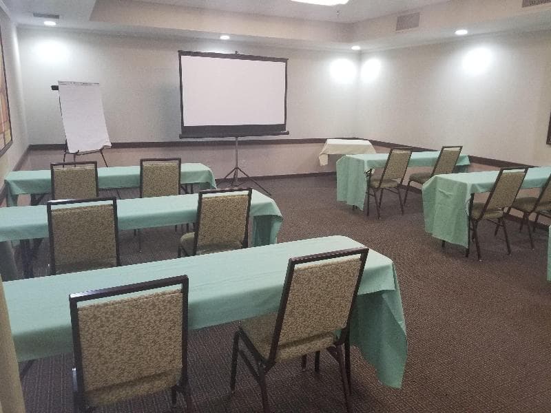 Holiday Inn Express Little Rock-Airport 4