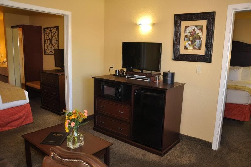 Oxford Suites Redding 4