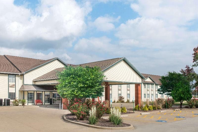 Ramada By Wyndham Springfield North photo 1