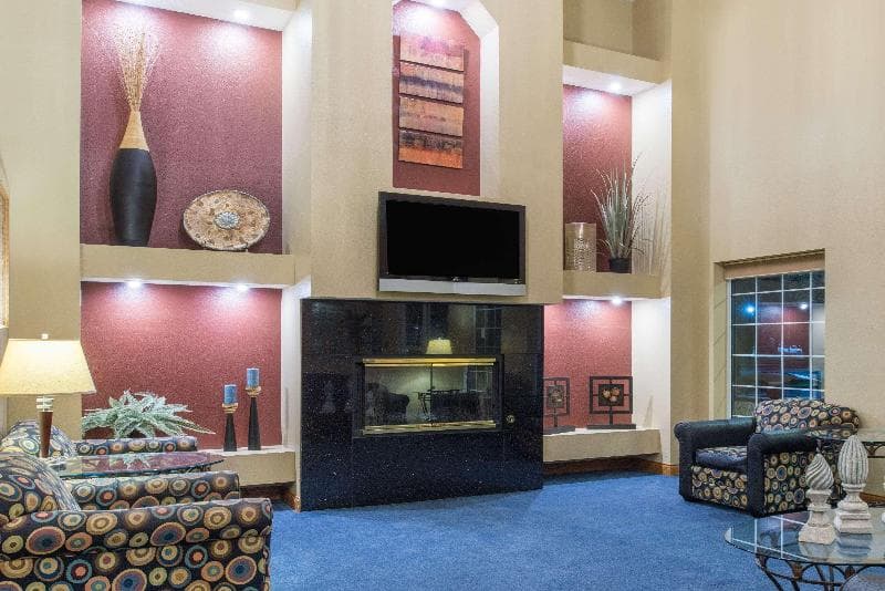 Ramada By Wyndham Springfield North 3