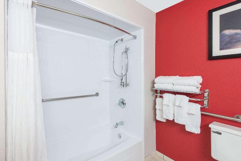 Ramada By Wyndham Springfield North 4