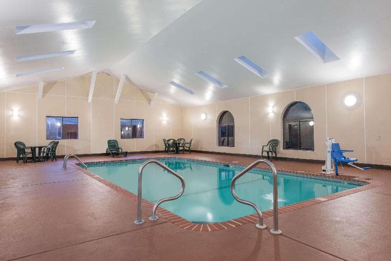 Super 8 by Wyndham St. Charles 5