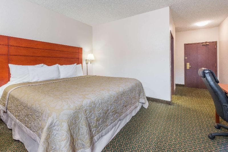 Super 8 by Wyndham St. Charles 3
