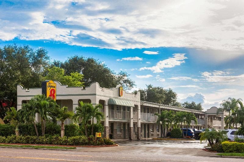 Super 8 by Wyndham Bradenton Sarasota Area 5