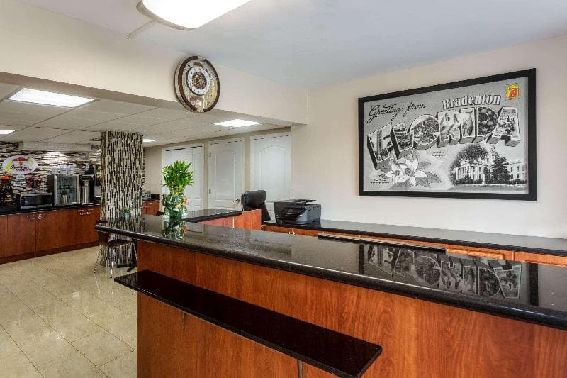 Super 8 by Wyndham Bradenton Sarasota Area 4