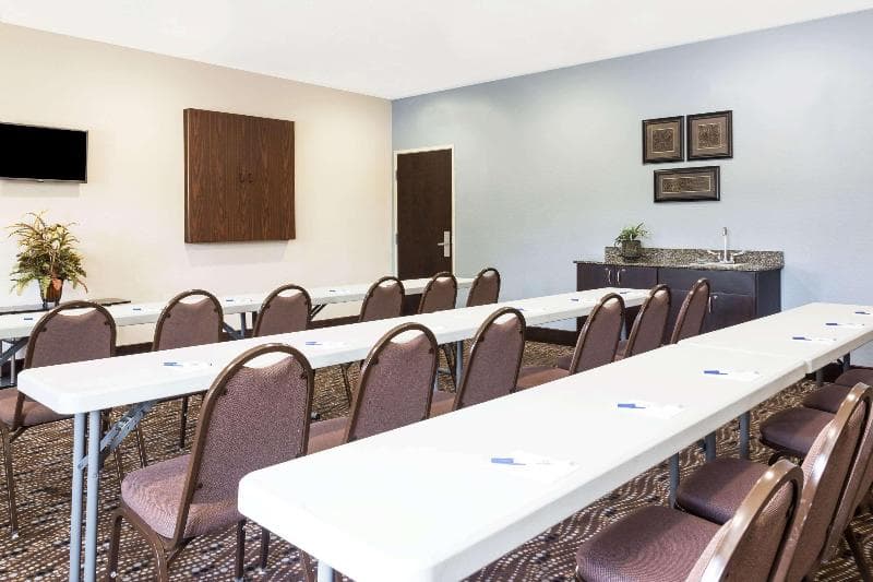 Microtel Inn & Suites By Wyndham Spring Hill/Weeki Wachee 2