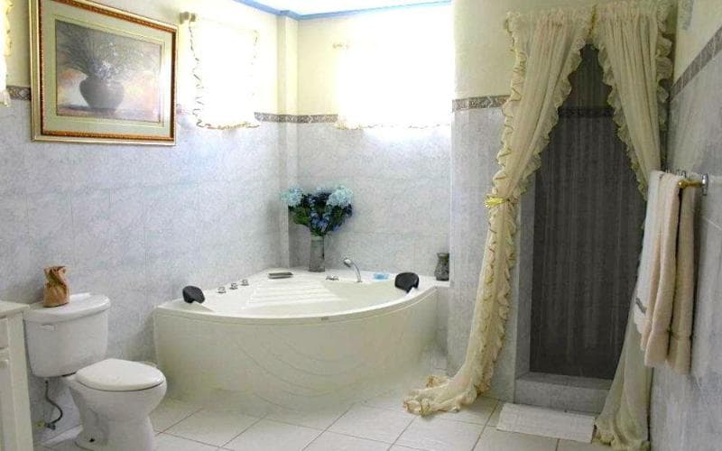 Beachcombers Hotel 4