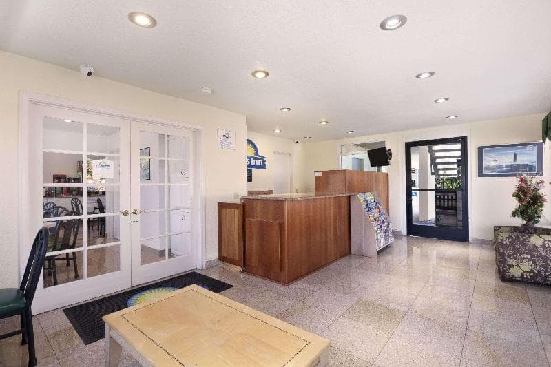 Days Inn By Wyndham Oceanside 4