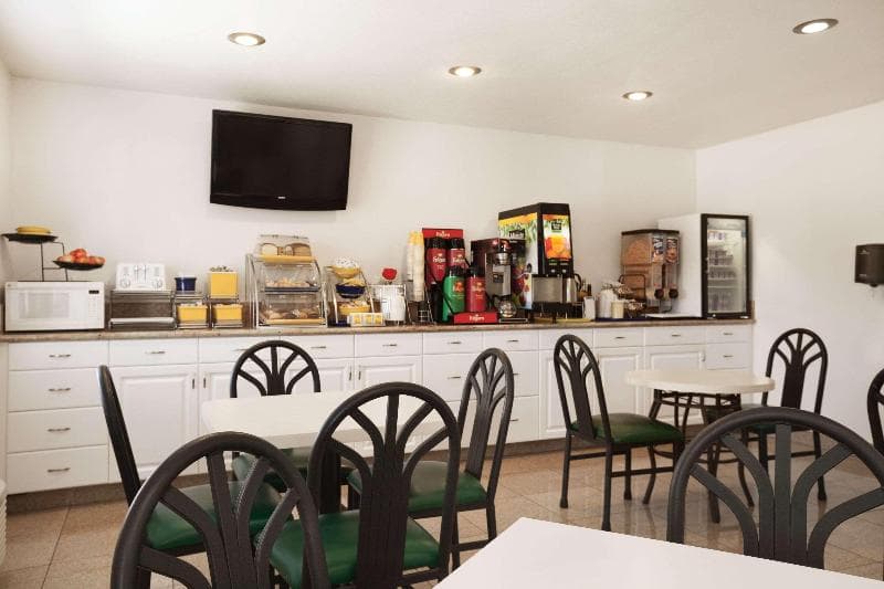 Days Inn By Wyndham Oceanside 2