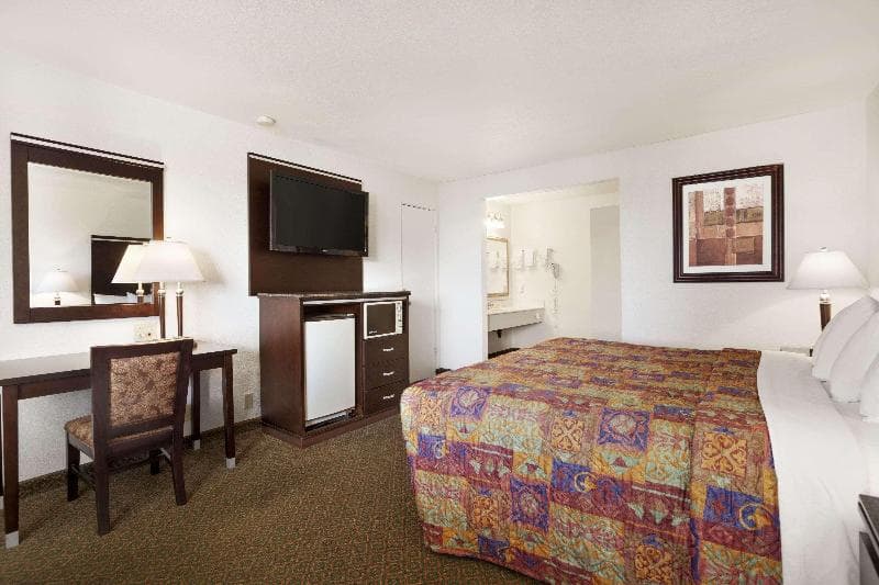 Days Inn By Wyndham Oceanside photo 1