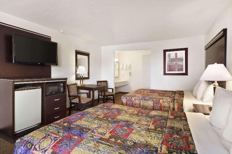 Days Inn By Wyndham Oceanside 5