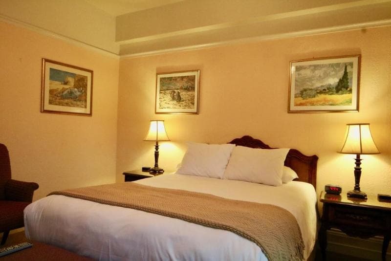 Cornell Hotel De France 3