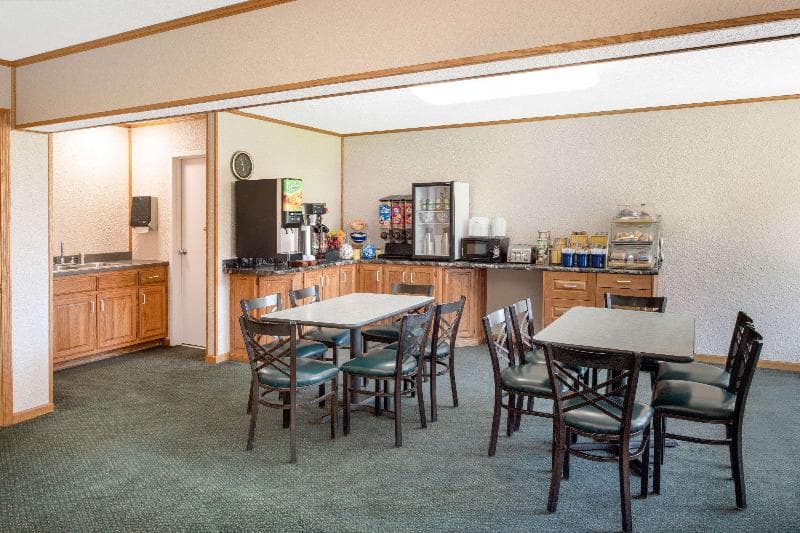 Days Inn by Wyndham Salem, Illinois photo 1