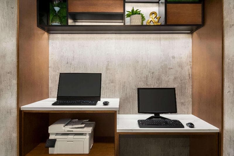 La Quinta Inn & Suites by Wyndham Salem OR photo 1