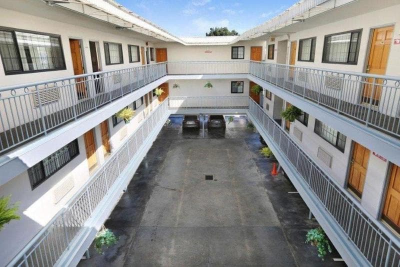 Nob Hill Motor Inn 5