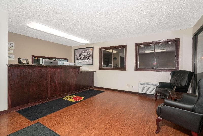 Super 8 by Wyndham St. Cloud 4