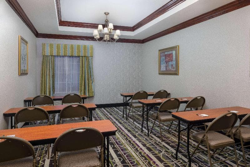 La Quinta Inn & Suites Savannah Airport - Pooler photo 1
