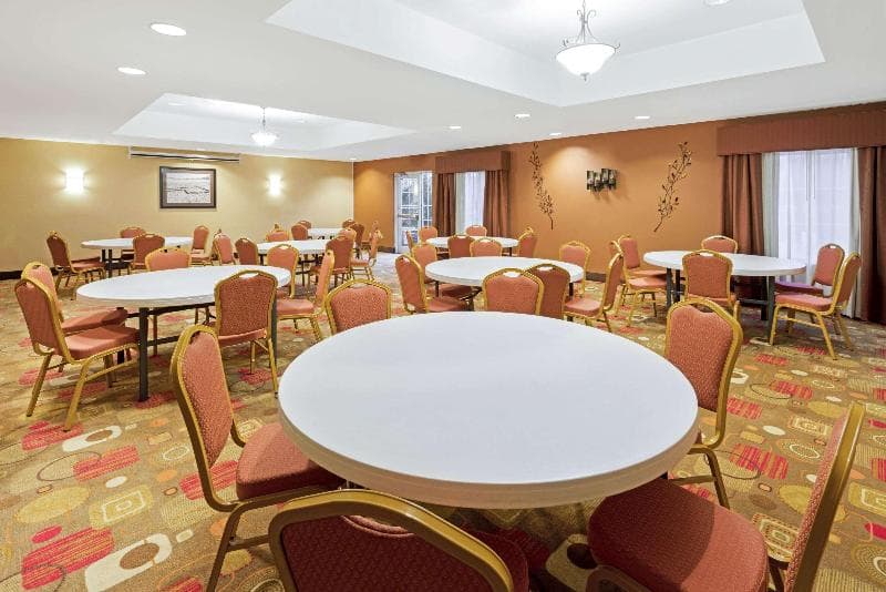 La Quinta Inn & Suites by Wyndham Stillwater-University Area photo 1