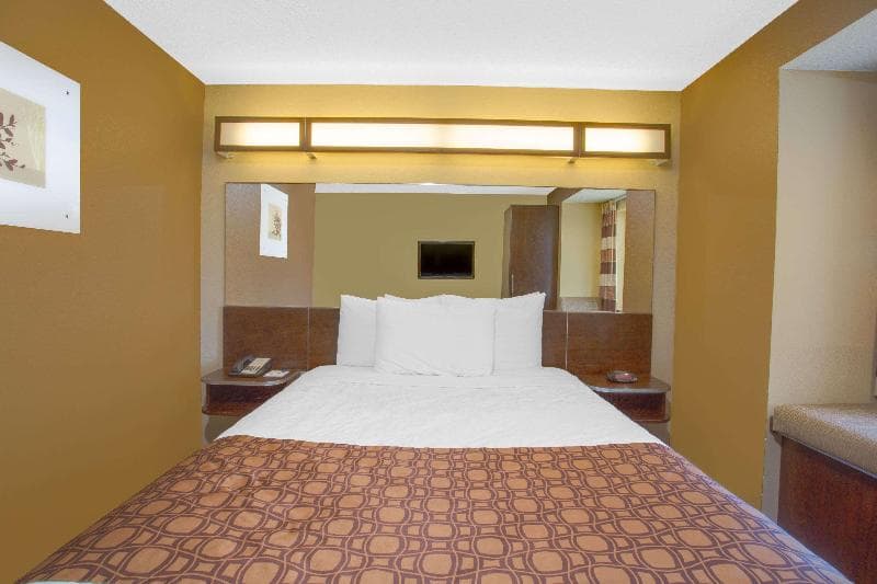 Microtel Inn & Suites by Wyndham Harrisonburg 2