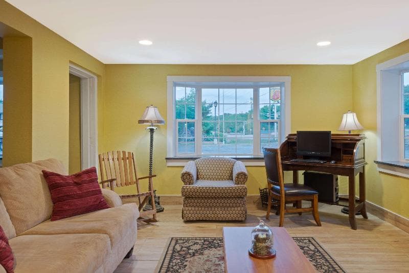 Super 8 by Wyndham Sturbridge 5