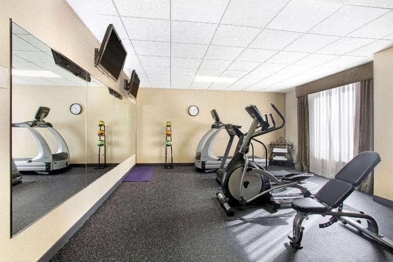 La Quinta Inn & Suites by Wyndham Springfield Airport Plaza 2