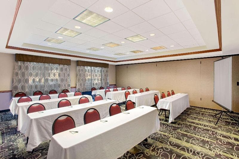 La Quinta Inn & Suites by Wyndham Springfield Airport Plaza photo 1