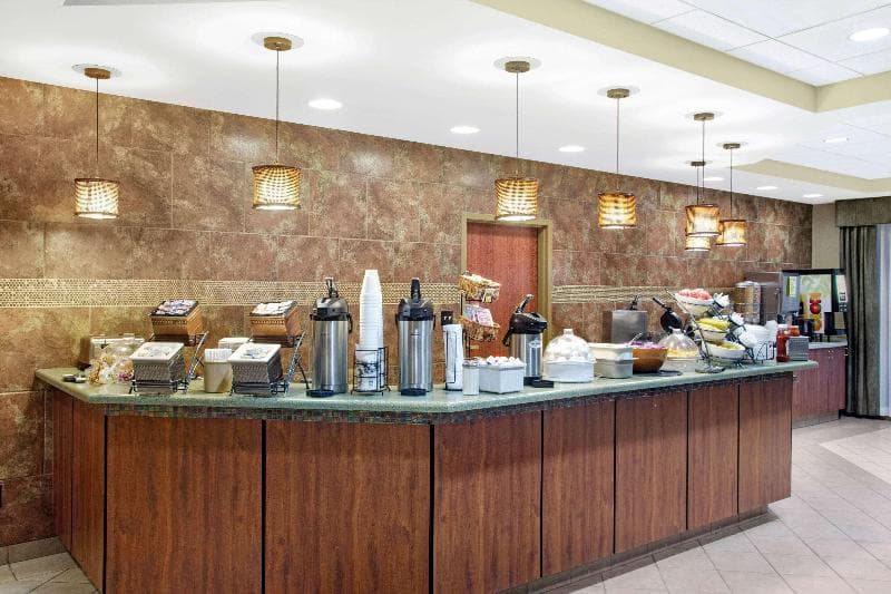 La Quinta Inn & Suites by Wyndham Springfield Airport Plaza 3