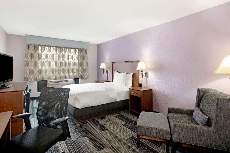 La Quinta Inn & Suites by Wyndham Springfield Airport Plaza 4