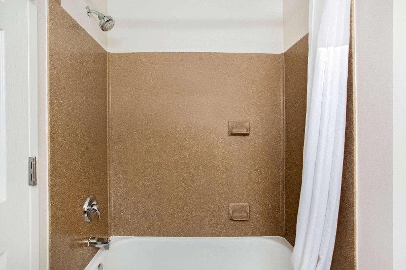 La Quinta Inn & Suites by Wyndham Springfield Airport Plaza 5