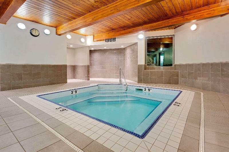 Ramada by Wyndham Kamloops photo 1