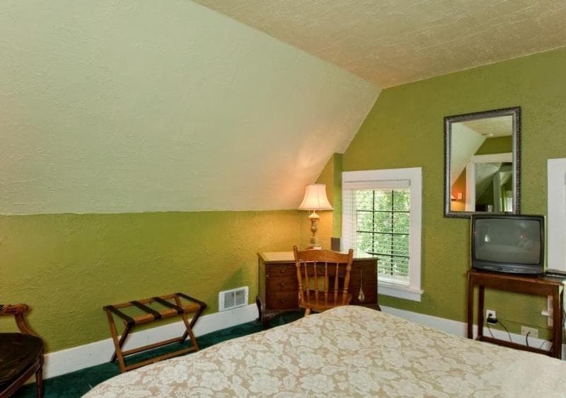 Cecil Bacon Manor 3