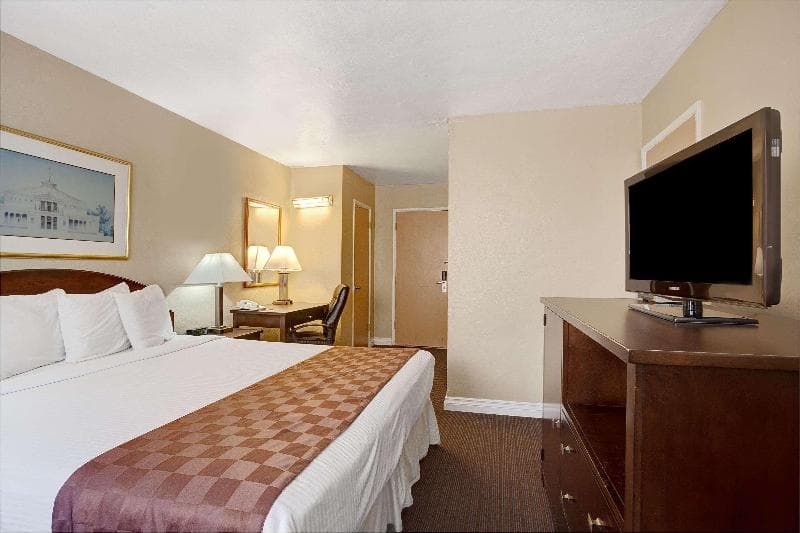 Travelodge by Wyndham Everett City Center 2