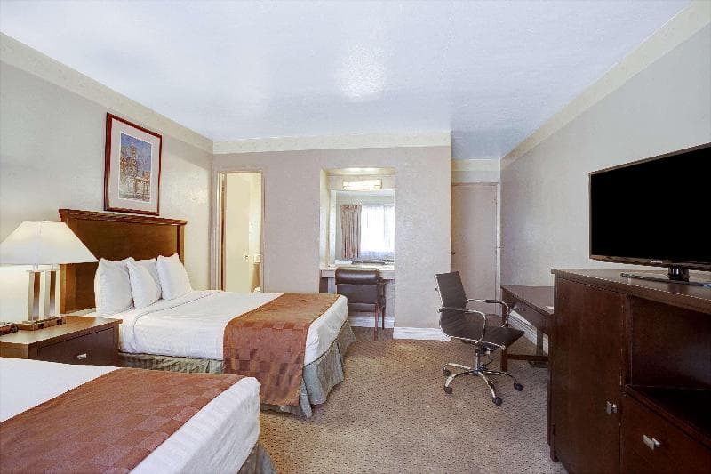 Travelodge by Wyndham Everett City Center 5