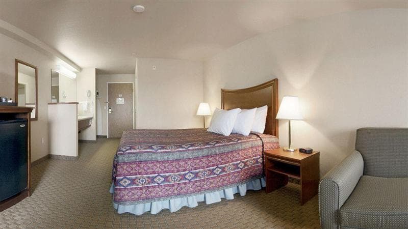 Red Lion Inn & Suites 2
