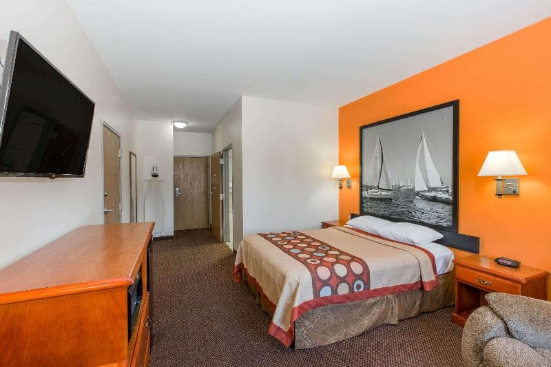 Super 8 by Wyndham Salina 2